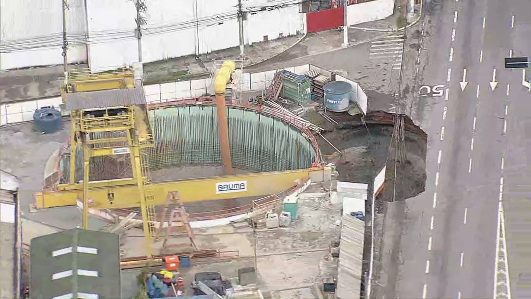 Cratera aberta ao lado de obra da Linha 6-Laranja do Metrô, na Freguesia do Ó, na Zona Norte de SP