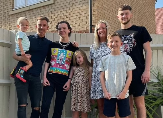 Dan e Kate com seus cinco filhos (Foto: Reprodução/Daily Mail)