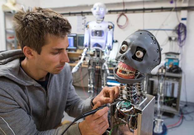 O engenheiro Beni Szlivka trabalha na estrutura de um robô Mesmer (Foto: Matt Cardy/Getty Images)