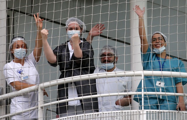 PARIS, FRANCE - APRIL 20: Health workers at the Georges Pompidou European hospital respond to Parisians who applaud them as the lockdown continues due to the coronavirus outbreak (COVID 19) on April 20, 2020 in Paris, France. The Coronavirus (COVID-19) pa (Foto: Getty Images)