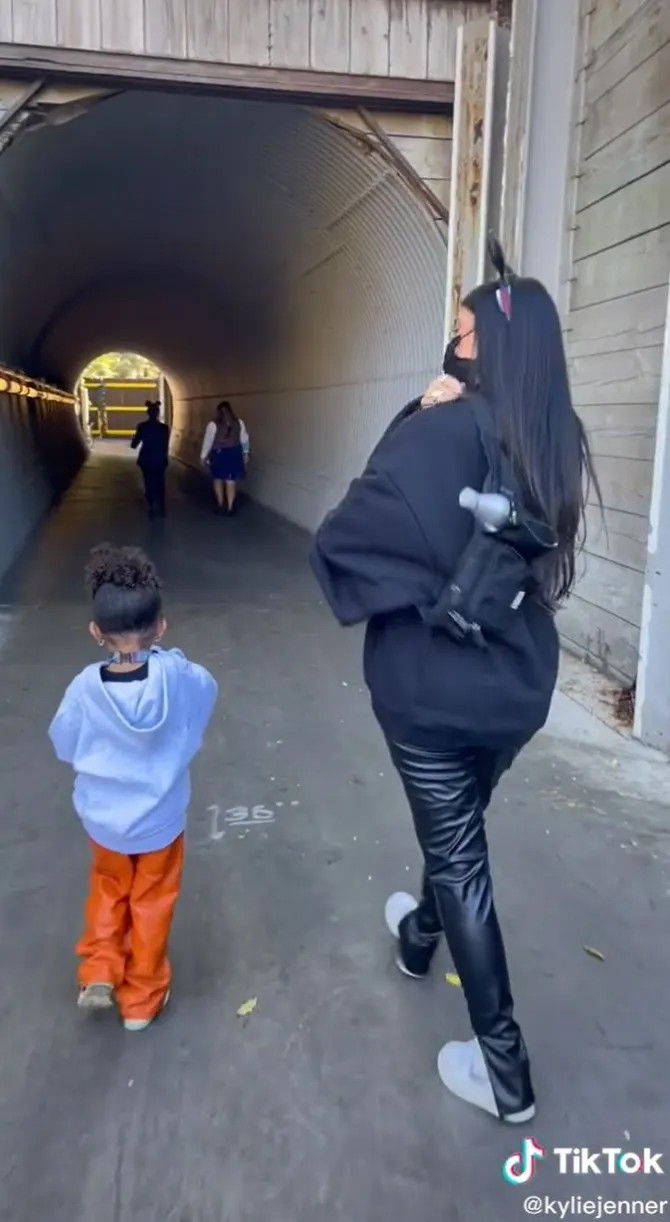 Kylie Jenner em passeio pela Disneyland da Califórnia com Stormi, sua filha, em outubro de 2021 (Foto: Reprodução )