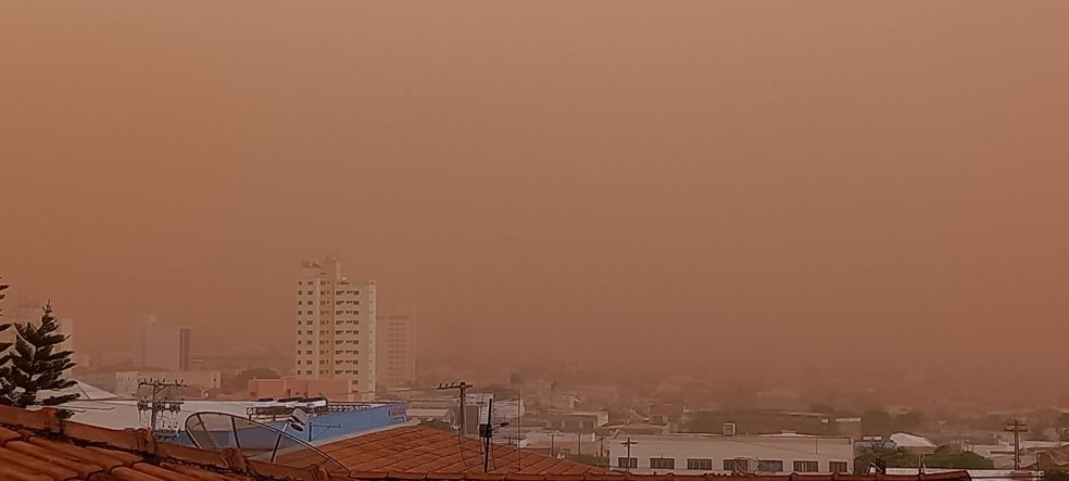 Tempestade de poeira atingiu Dracena (SP) na tarde desta sexta-feira (1º) — Foto: Cláudio José/Cedida
