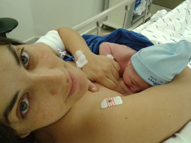 Amamentar na primeira hora é fundamental para o bebê (Foto: Arquivo pessoal/ Milena Guiotti)