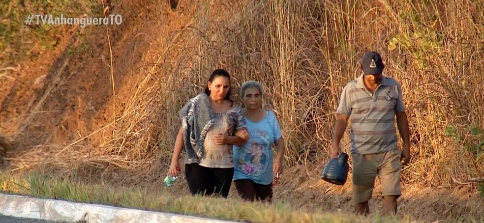 Idosa de 78 anos enfrenta longa distância para agradecer pelas graças — Foto: Reprodução/TV Anhanguera