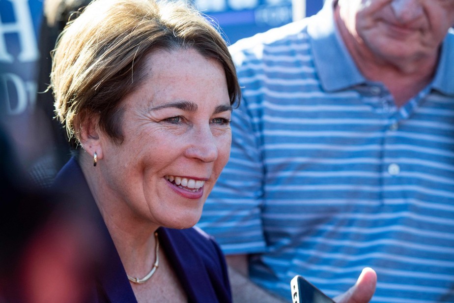 Maura Healey, abertamente lésbica, é eleita governadora de Massachusetts, nos EUA