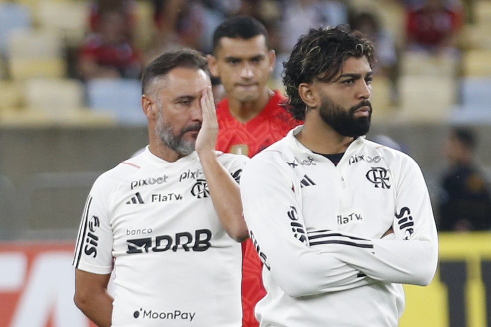 Gabigol (à direita) perdeu protagonismo no ataque do Flamengo — Foto: Guito Moreto