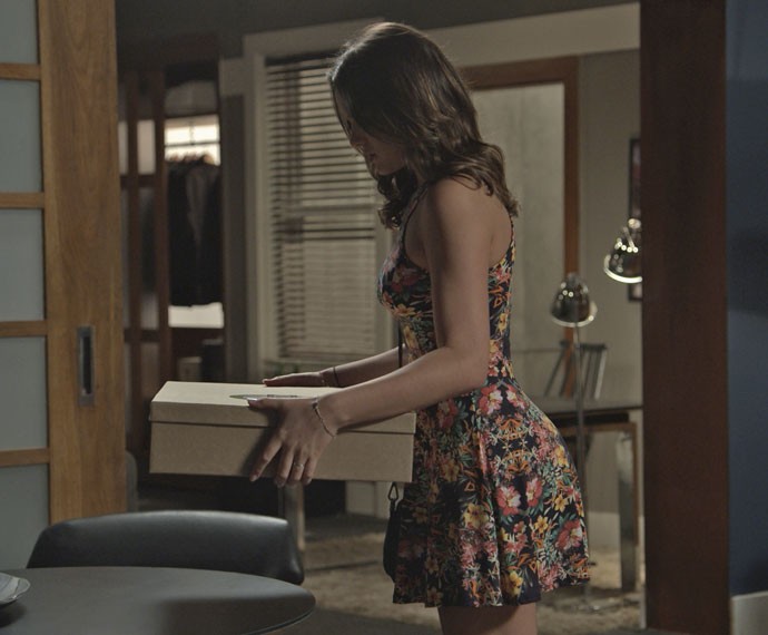 Mari entrega surpresa no apartamento de Dom Peppino (Foto: TV Globo)