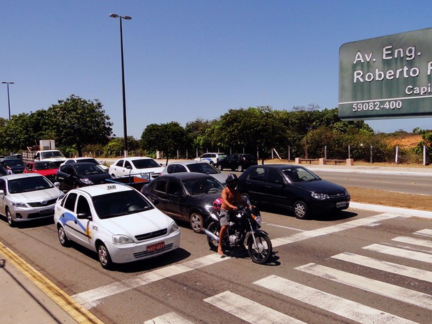Acidente na Av. Eng. Roberto Freire, em Natal, causou um longo e demorado congestionamento. (Foto: Ricardo Araújo/G1)