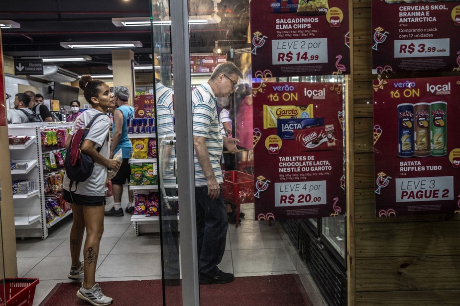 Clientes fazem compras em uma loja da Americanas no Rio de Janeiro