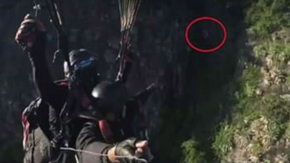 Pilotos de parapente fotografaram o carro no penhasco em Cachoeiro (Foto: Samuel Almeida/VC no ESTV)