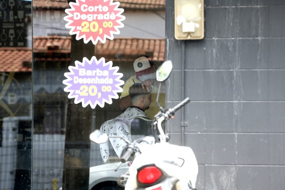 Salões e barbearias voltaram a funcionar no Ceará após decreto do presidente Jair Bolsonaro, contrariando decreto estadual — Foto: Fabiane de Paula