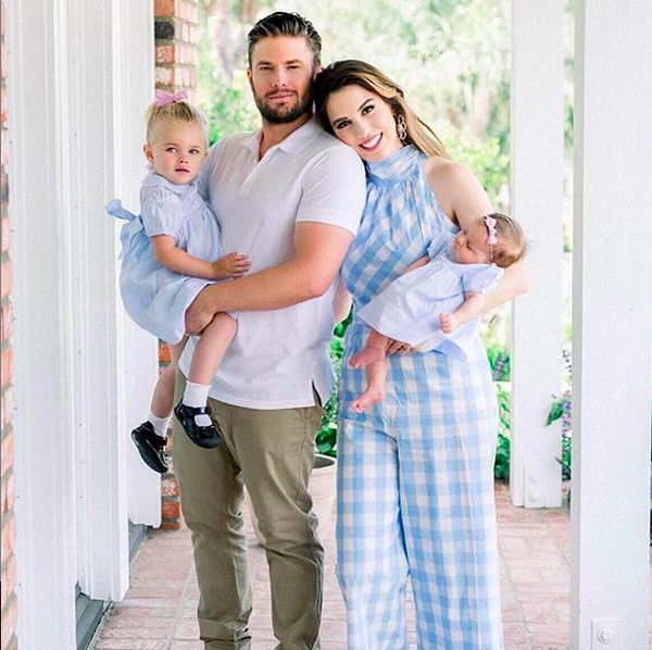 A atriz Christy Carlson Romano com o marido e os filhos (Foto: Instagram)