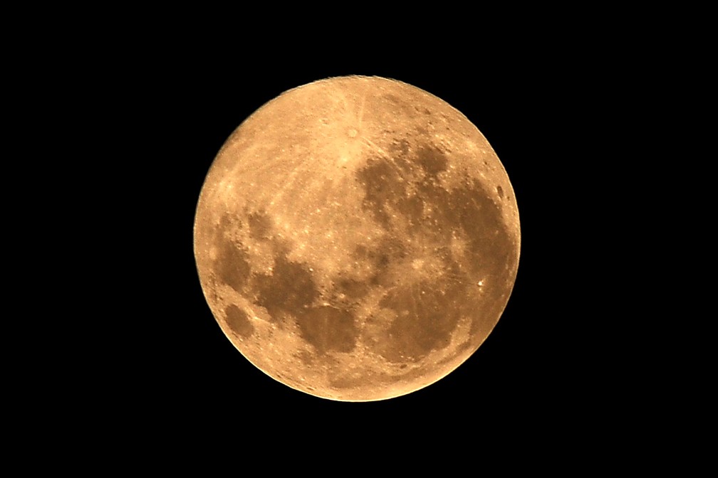 Superlua rosa é observada em Porto Alegre (RS), na madrugada desta terça-feira (27) — Foto: Donaldo Hadlich/Código19/Estadão Conteúdo