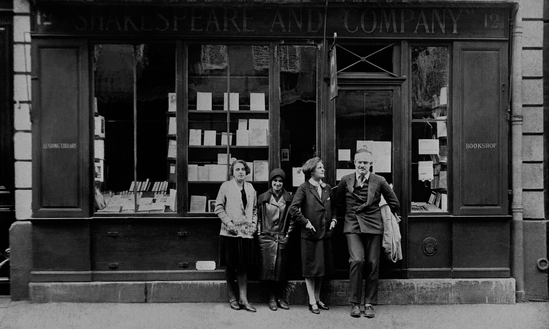 Ernest Hemingway e três mulheres, incluindo Sylvia Beach (fundadora da livraria) em frente à loja em 1926 (Foto: Coll Lausat / Divulgação)