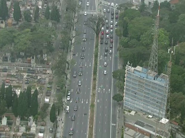 Comboio com os corpos de Campos e equipe segue pelas ruas de SP (Foto: Reprodução/TV Globo)