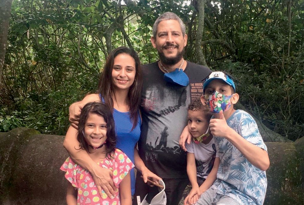 Bruna, o marido, Daniel, e os filhos, Mateus (de boné), Rebeca e Isaque — Foto: Divulgação