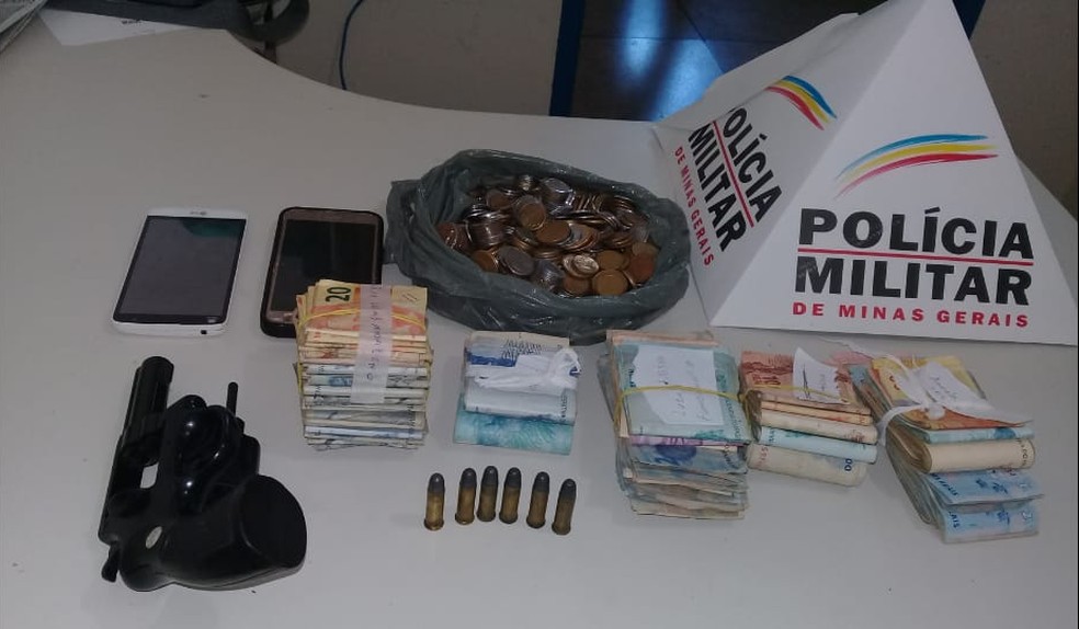 Dinheiro foi recuperado com os autores â€” Foto: PolÃ­cia Militar/DivulgaÃ§Ã£o