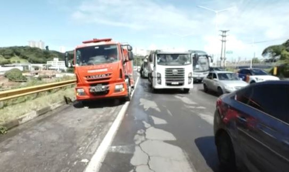 Congestionamento na BR-324 após carro pegar fogo nesta sexta (19) — Foto: Reprodução/TV Bahia