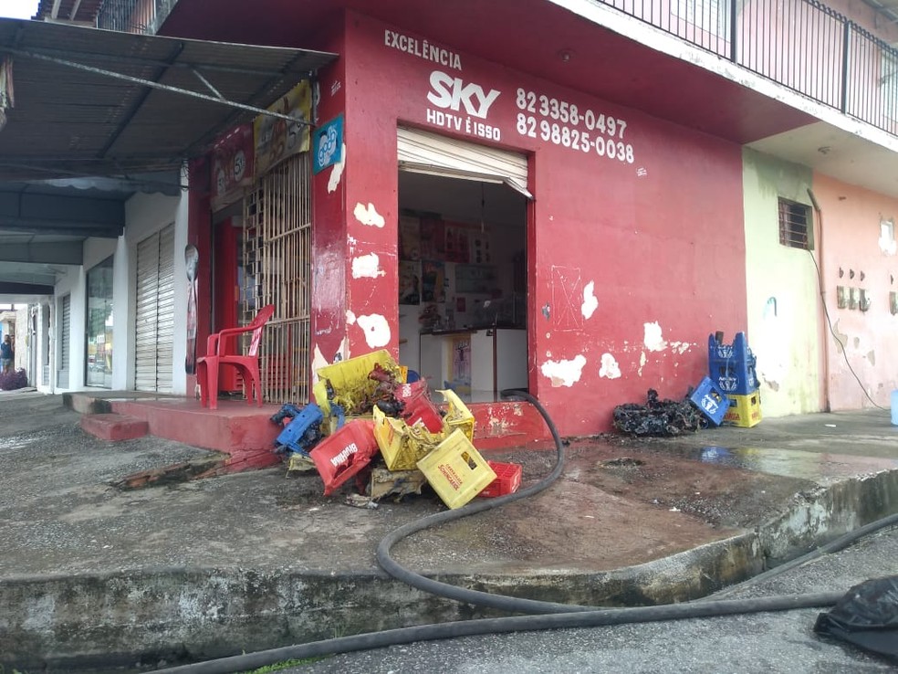Caixas de cerveja ficaram destruídas com as chamas — Foto: Carolina Sanches/TV Gazeta