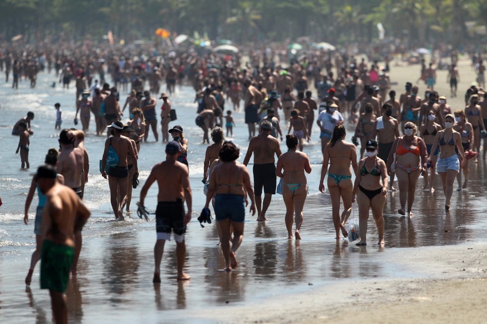 Banhistas desrespeitam regras e fazem aglomeração em praias — Foto: Alexsander Ferraz/ A Tribuna Jornal