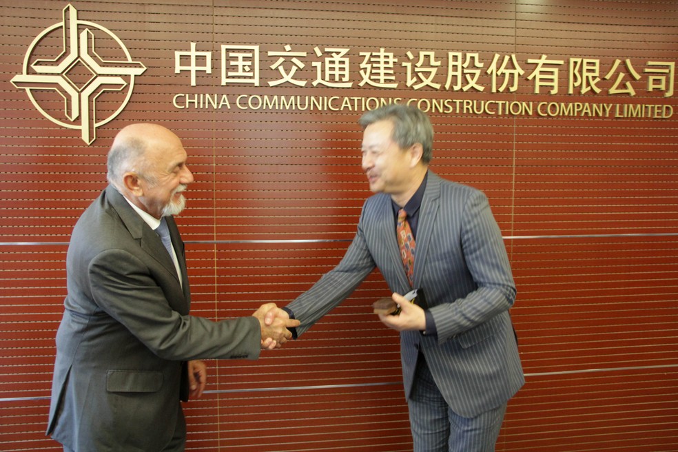 O governador do Pará, Simão Jatene, cumprimenta o presidente da CCCC para a América do Sul, Chang Yunbo, em Pequim (Foto: Divulgação)