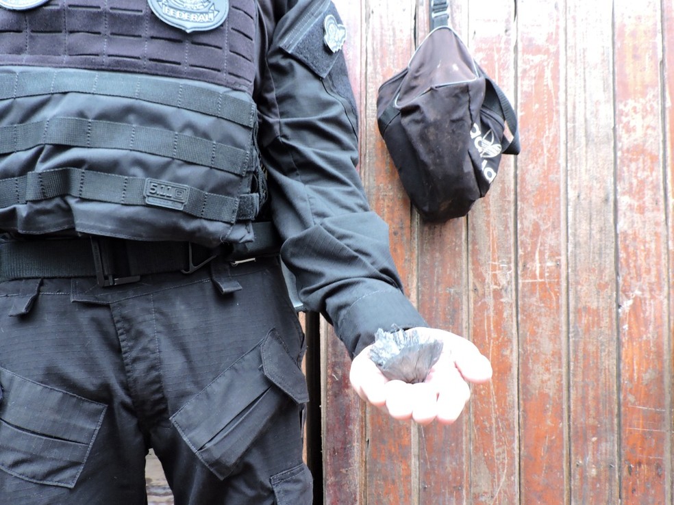 Droga e armas foram apreendidas durante operação — Foto: Divulgação PF/AC