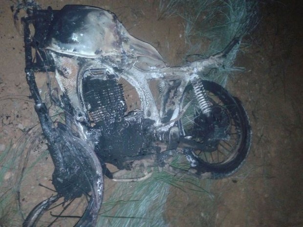 A moto pegou fogo e ficou totalmente destruída após o acidente . (Foto: Guerard Castro / Portal Guajará)