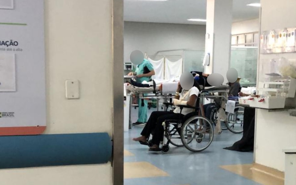 Pacientem ficam internados sentados em cadeiras de rodas por falta de macas no Hospital de Urgência de Goiânia, Goiás — Foto: Reprodução/TV Anhanguera