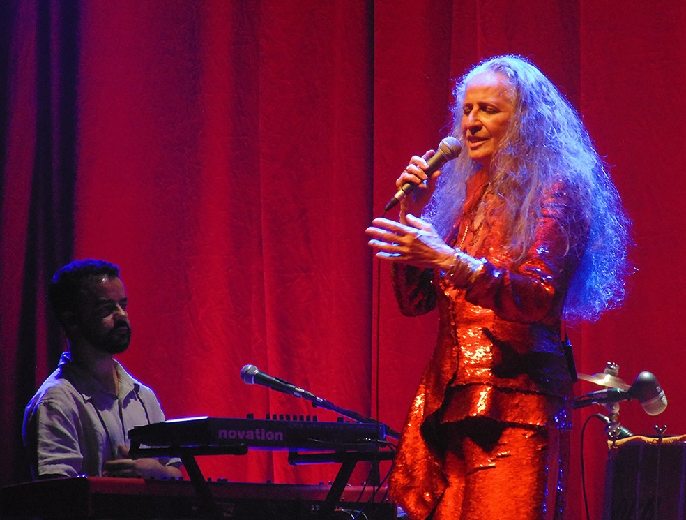 Maria Bethânia e o pianista Marcelo Galter na reestreia carioca do show 'Claros breus' na noite de 4 de dezembro — Foto: Mauro Ferreira / G1
