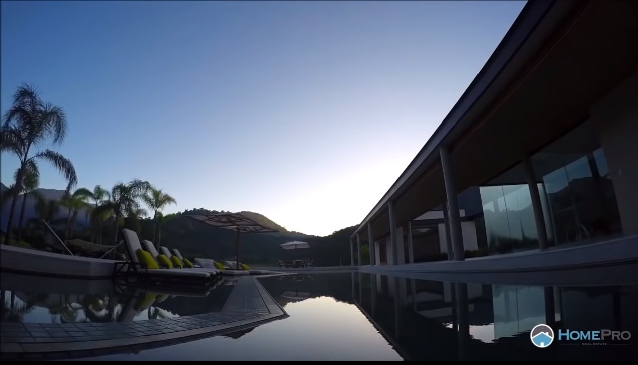Imóvel de dois andares tem piscina com vista para a natureza — Foto: Reprodução/Youtube/Casa & Cia