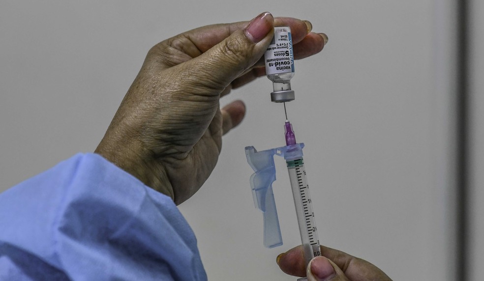 Enfermeira manipula dose de vacina contra a Covid-19 em SP. — Foto: LUCAS LACAZ RUIZ/ESTADÃO CONTEÚDO