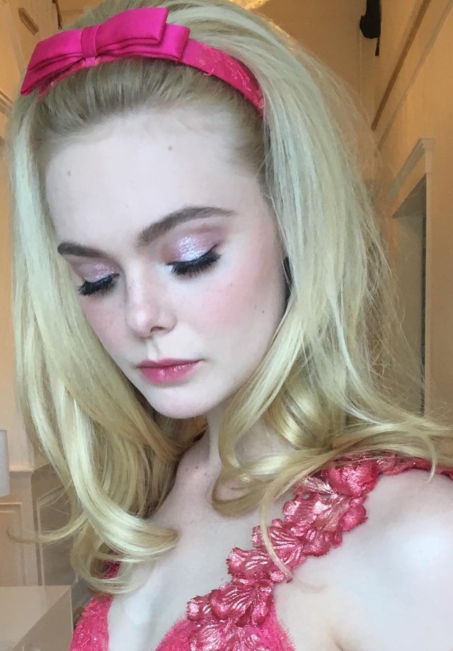 A maquiagem toda rosa de Elle Fanning (Foto: Instagram Elle Fanning/ Reprodução)