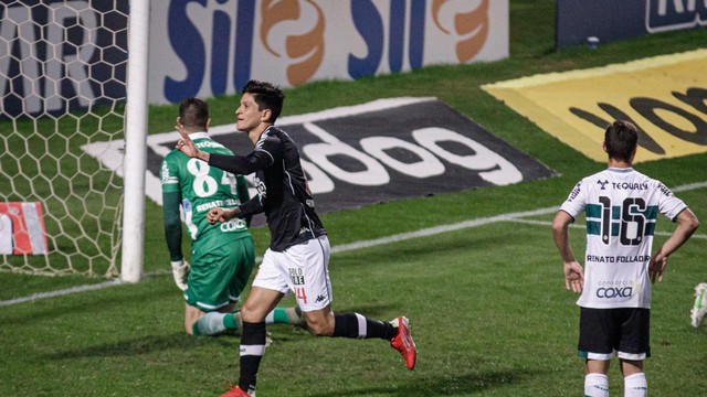 Cano, do Vasco, comemora seu gol contra o Coritiba