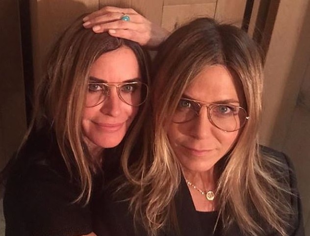 A foto compartilhada por Courteney Cox parabenizando a amiga Jennifer Aniston por seus 51 anos (Foto: Instagram)