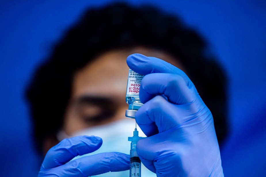 Profissional de saúde prepara vacina contra a Covid-19