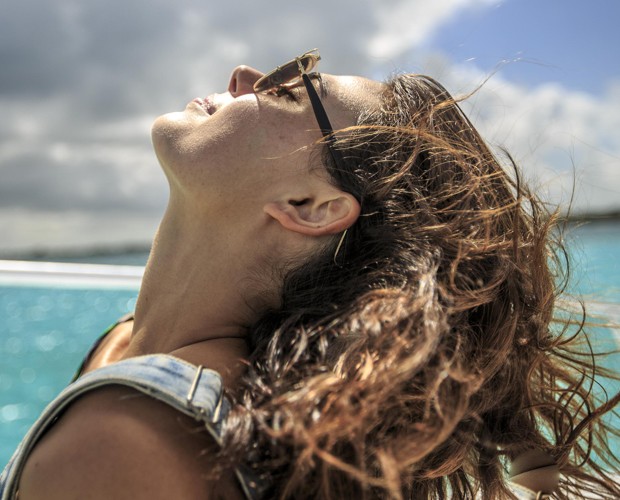 Isis Valverde joga a cabeça para trás e curte o sol de Bahamas (Foto: Cristian Dimitrius)