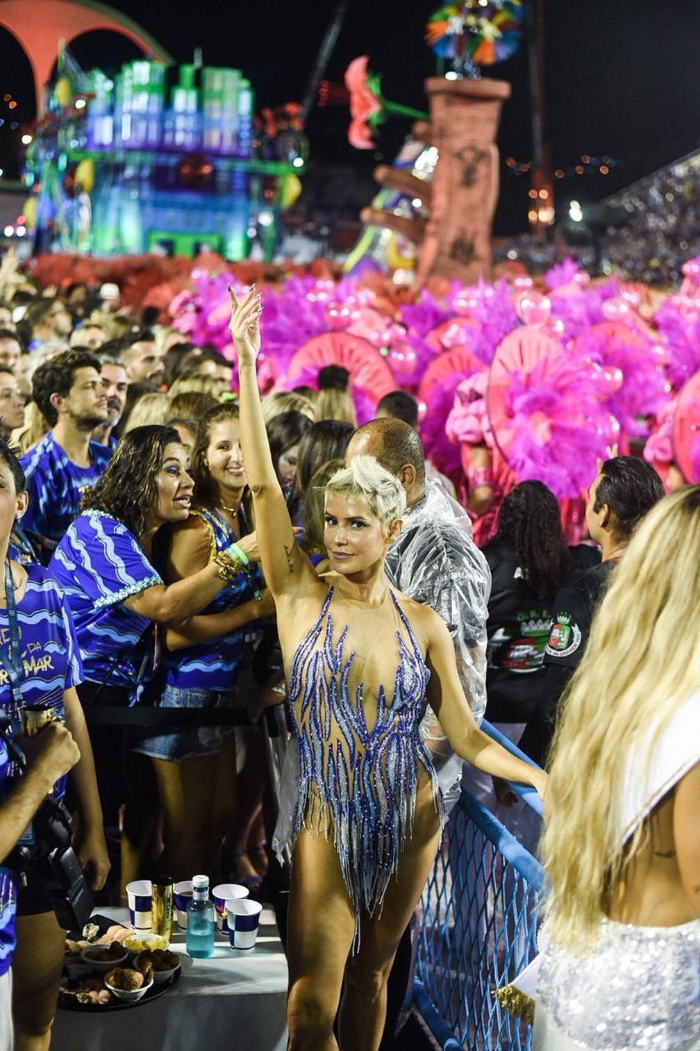 Debora Secco curte primeira noite de desfiles do Grupo Especial do Rio de Janeiro â€” Foto: Ari kaye/divulgaÃ§Ã£o