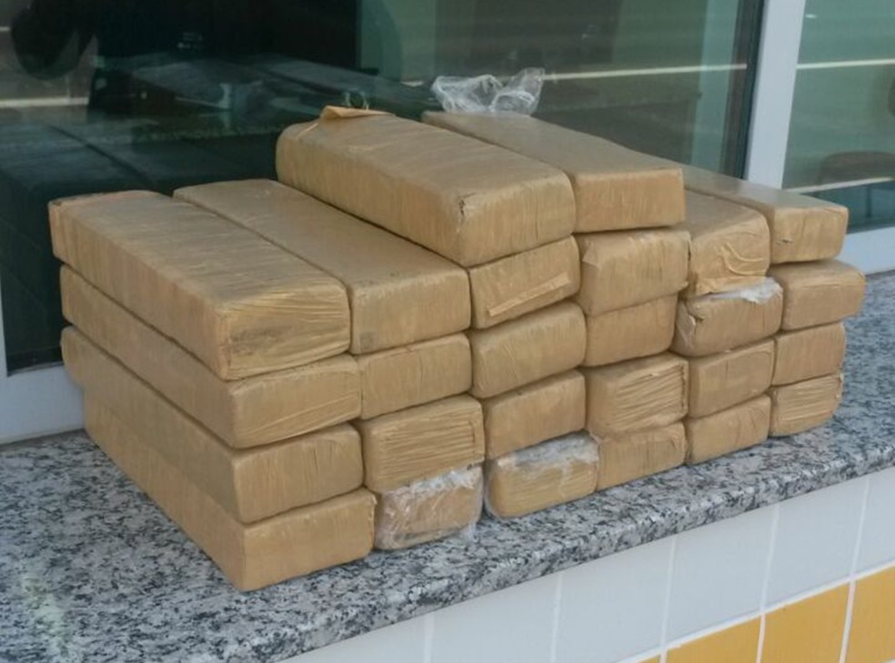 Adolescente foi encaminhado para a delegacia de Tietê onde vai responder por tráfico de drogas (Foto: Divulgação/Polícia Militar Rodoviária)