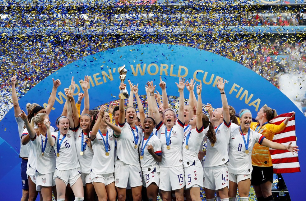 Jogadoras da seleÃ§Ã£o dos Estados Unidos erguem o trofÃ©u da Copa do Mundo Feminina â€” Foto: REUTERS/Denis Balibouse