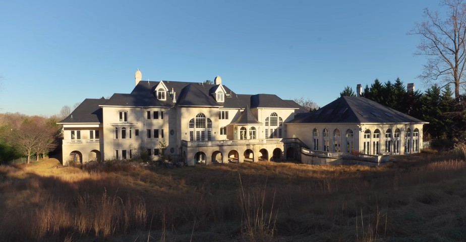 A mansão norte-americana conta com dez dormitórios e onze banheiros, além de quatro edifícios