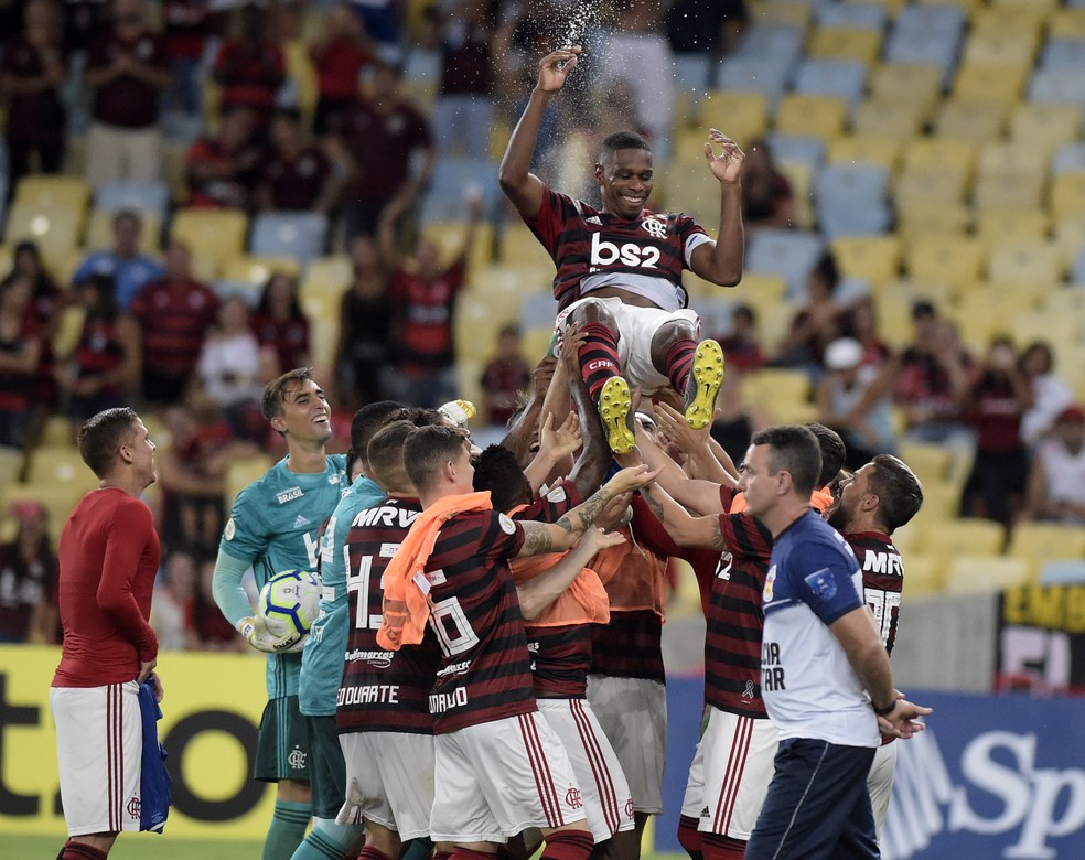 Jogadores do Flamengo jogam Juan para o alto ap�s o apito final � Foto: Andr� Dur�o / GloboEsporte.com