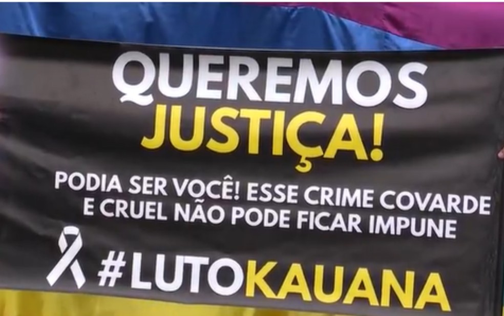 Amigos de Kauana levaram faixas e cartazes para protesto — Foto: TV Santa Cruz