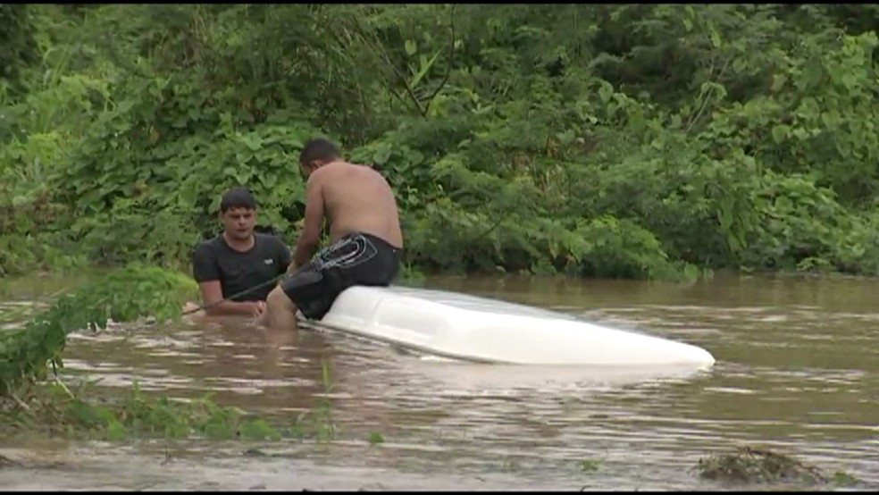 Kombi foi submersa por alagamento em Ipojuca, no Grande Recife (Foto: Reprodução/TV Globo)