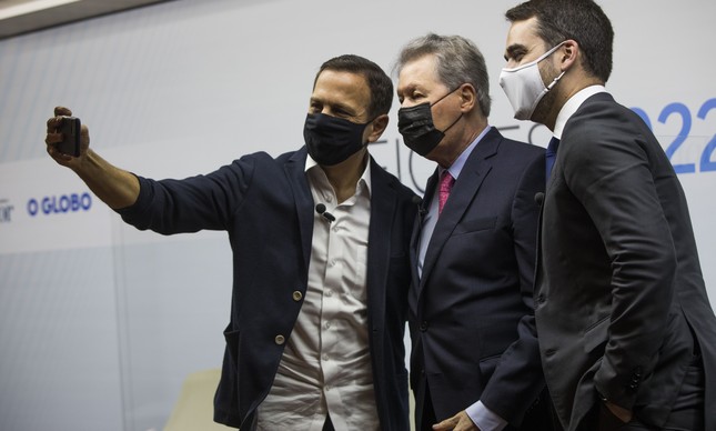 João Doria, Arthur Virgílio e Eduardo Leite posam para selfie após debate sobre prévias do PSDB