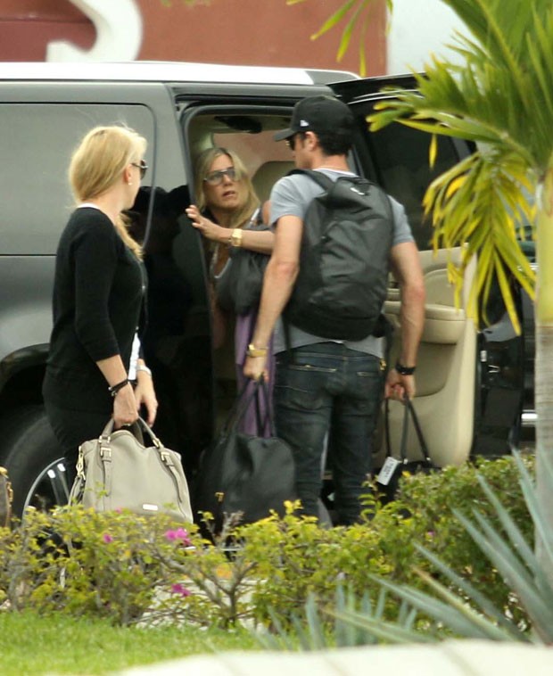 Jennifer ajeita as malas no carro com Justin Theroux (Foto: The Grosby Group)