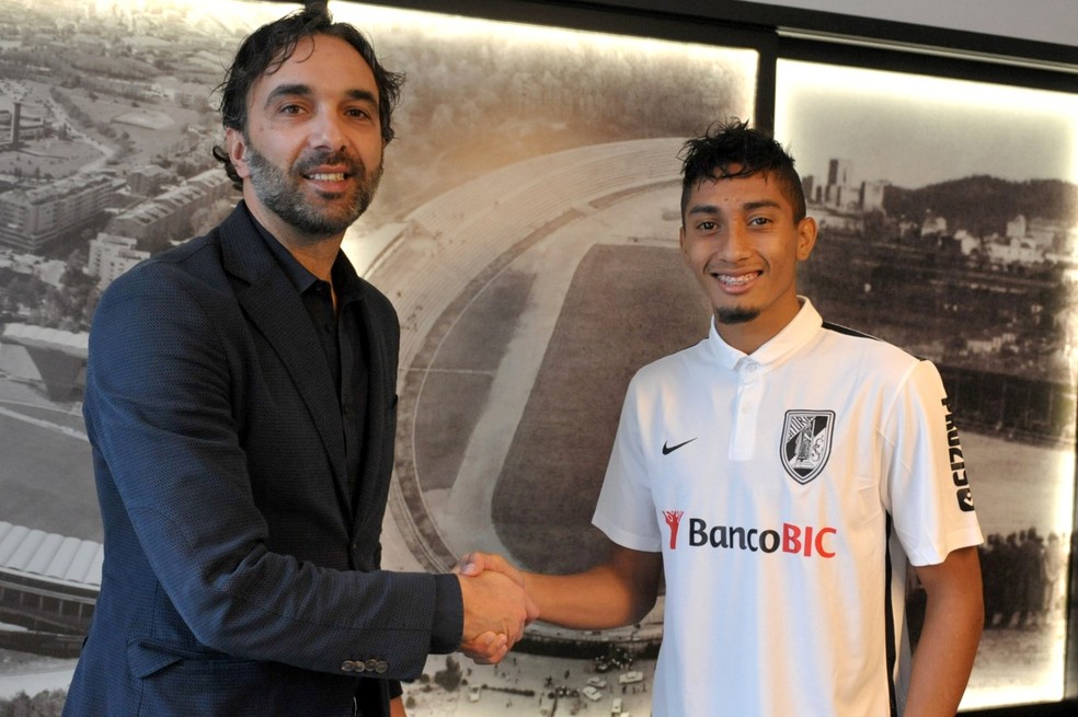 Raphinha, aos 19 anos, quando trocou o Avaí pelo Vitória de Guimarães — Foto: Divulgação/Vitória de Guimarães