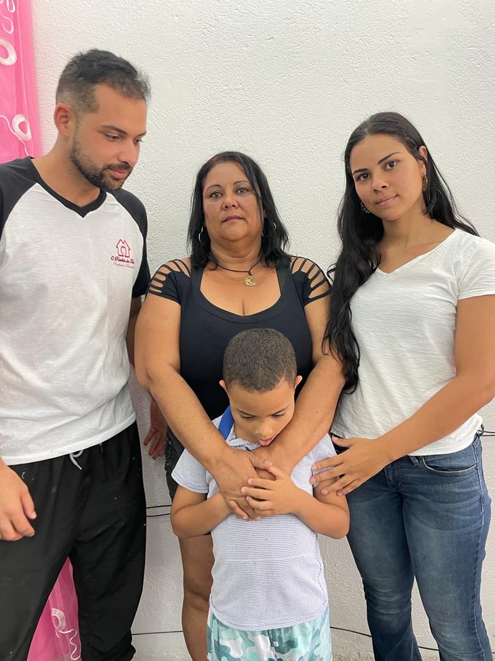 Jarbas Junior, de 5 anos, ao lado da família; menino foi esquecido dentro de uma van escolar em Macaé por 9 horas — Foto: Frederico Mesquita/Inter TV