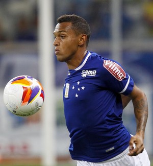 Gilson interessa a seis clubes, mas Cruzeiro não sabe se libera lateral