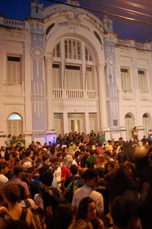 Prédio da Prefeitura de Natal, durante o #RevoltadoBusão (Foto: Fabiano de Oliveira/G1)