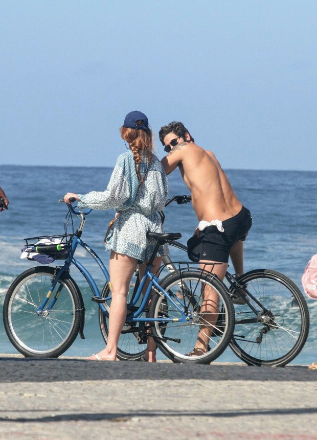Rômulo Arantes é clicado com a namorada em passeio de bicicleta (Foto: Daniel Delmiro / AgNews)